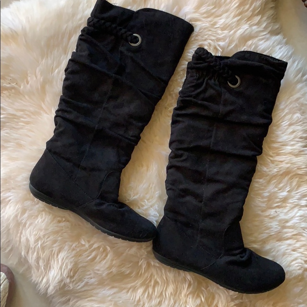 Black suede-like boots ! Good condition !